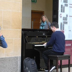 漂亮熟女人妻光着屁屁在厨房
